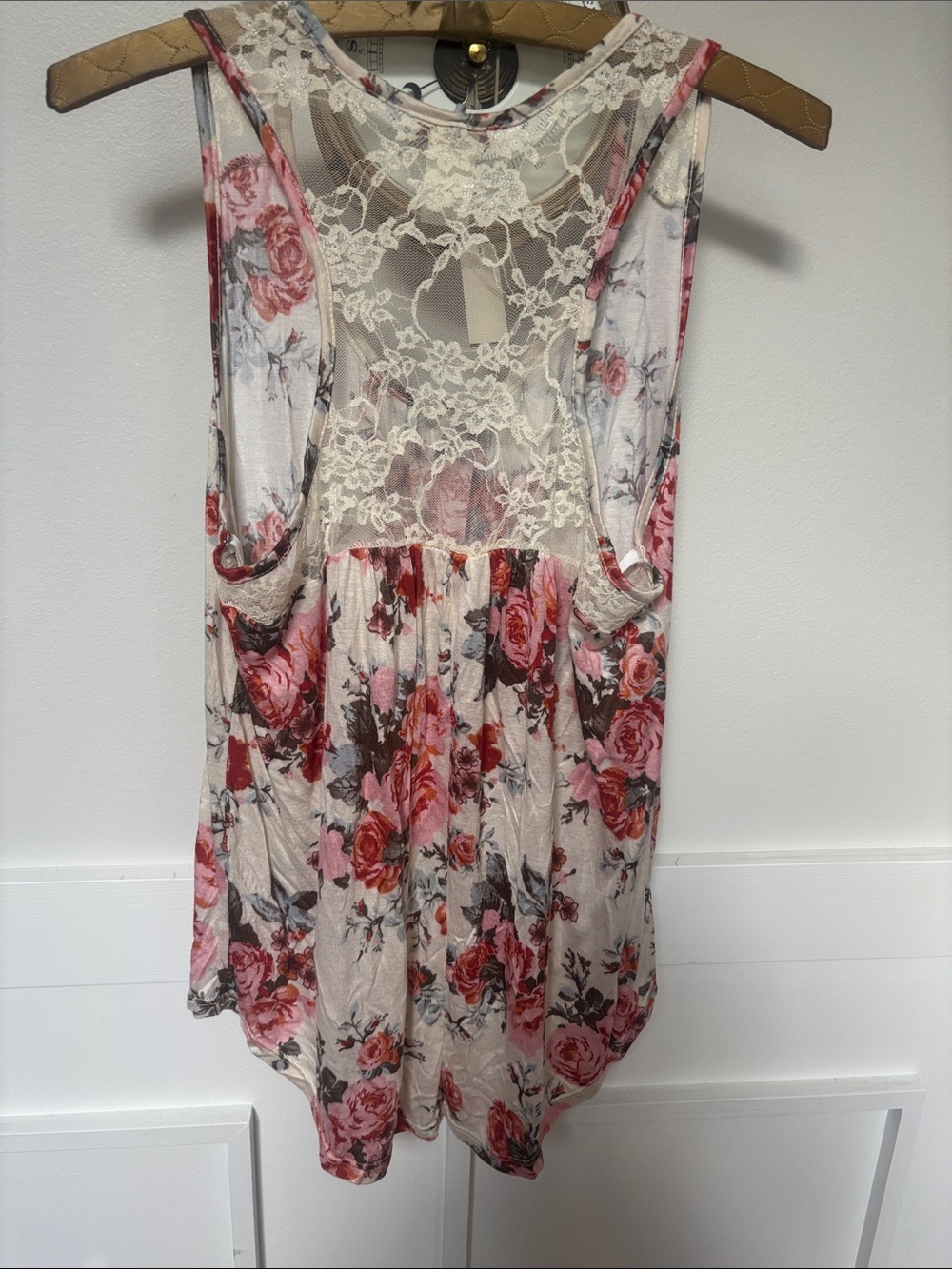 White tank top with a red floral print and a delicate lace back detail - Picture 4 of 5